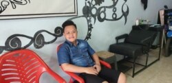 Agra Bagus Kurniansyah, tukang cukur di Jalan Raya Babelan, Bekasi Utara. (VOA/Sasmito)