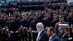 Fathi Hamad, saat menjabat menteri dalam negeri Gaza (kedua dari kanan) memeriksa pasukan kehormatan, di Jalur Gaza, 2 April 2014.