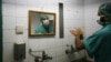 Seorang dokter Palestina mencuci tangan sebelum melakukan pembedahan di sebuah rumah sakit di Kota Gaza.