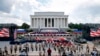 Suasana persiapan perayaan Hari Kemerdekaan AS di depan Lincoln Memorial, Washington D.C., 3 Juli 2019. 