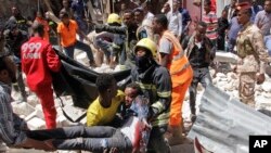 Masu ayyukan ceto suna kokarin ba da agajin gaggawa ga wadanda suka jikkata a harin da aka kai a Mogadishu, ranar 4 ga watan Febrairu