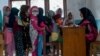Anak-anak memakai masker pelindung berbaris saat kegiatan belajar mengajar di tengah wabah COVID-19 di Lebak, Provinsi Banten, 4 Agustus 2020. (Foto: Antara/Muhammad Bagus Khoirunas/via Reuters)