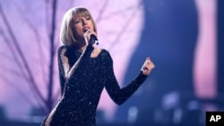 Taylor Swift tampil di penyerahan penghargaan Grammy 15 Februari 2016, di Los Angeles.