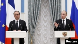 Persiden Rusia Vladimir Putin dan Presiden Perancis Francois Hollande dalam jumpa pers di Kremlin, Moskow (26/11).