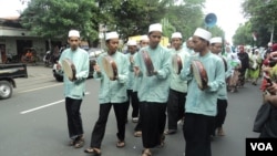 Pawai Festival Hadrah atau festival seni budaya bernuansa Timur Tengah di Solo, Jawa Tengah. (VOA/Yudha Satriawan) 