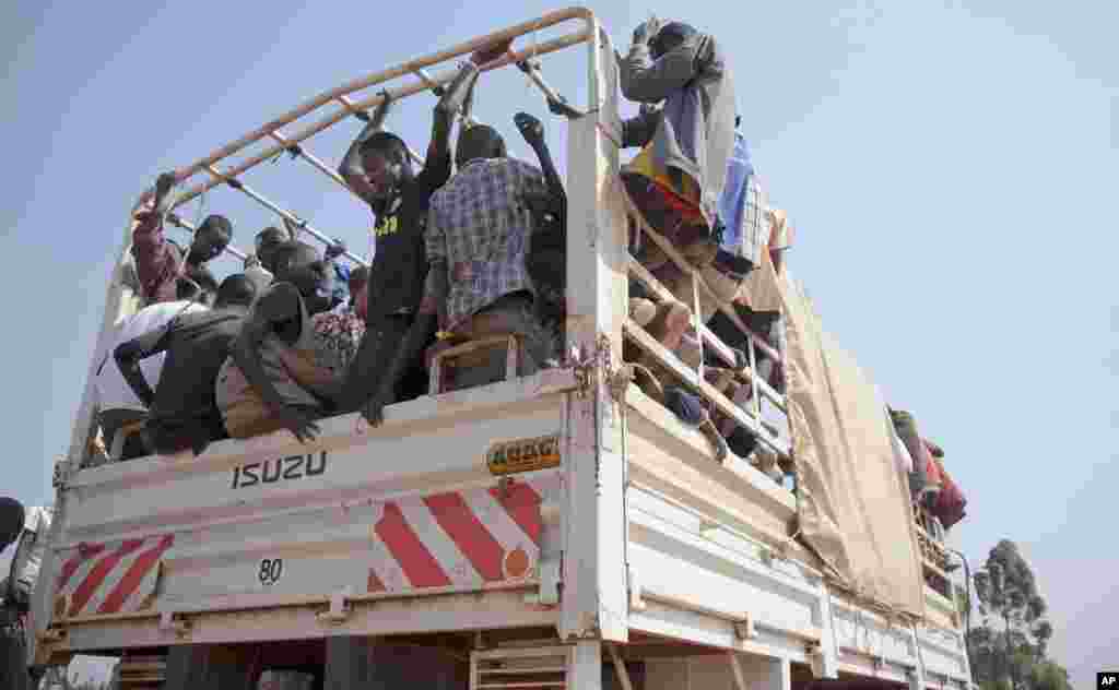 Refugees who fled the recent violence in South Sudan and crossed the border into Uganda await transportation from a transit center in Koboko, Jan. 6, 2014.