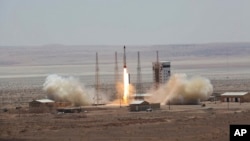 Foto yang dirilis oleh situs web resmi Kemenhan Iran hari Kamis, 27 Juli 2017, mengklaim keberhasilan peluncuran roket pengangkut satelit, Simorgh, dari lokasi yang tidak diungkapkan. (courtesy: Kemenhan Iran via AP)