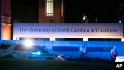 Polisi mengamankan pintu utama Universitas North Carolina setelah penembakan di universitas itu yang menyebabkan dua orang tewas, di Charlotte, North Carolina, 30 April 2019.
