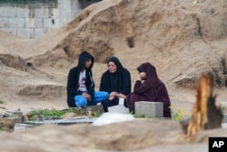 Sebuah keluarga Palestina menyambut Idulfitri dengan mengunjungi makam anggota keluarga yang tewas dalam serangan Israel, Rabu 10 April 2024.
