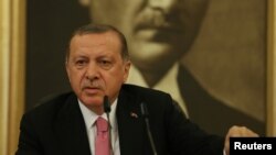 Presiden Turki Recep Tayyip Erdogan memberikan keterangan kepada pers di bandara internasional Ataturk di Istanbul, Turki, 8 September 2017. (Foto: dok).