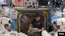 Steve Bowen dan Alvin Drew (kiri dan kanan), dua astronot pesawat ulang-alik Discovery pada sebuah sesi latihan.