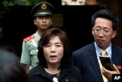 중국을 방문 중인 최선희 북한 외무성 미국국 부국장이 23일 베이징 주재 북한대사관 앞에서 기자회견을 하고 있다.