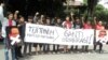 Penggemar olahraga di Solo, Jawa Tengah, memprotes dualisme kepengurusan PSSI dan mendukung sanksi FIFA terhadap Indonesia. (VOA/Yudha Satriawan)