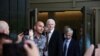 Pendiri WikiLeaks, Julian Assange, meninggalkan gedung pengadilan distrik AS di Saipan, Kepulauan Mariana Utara, pada 26 Juni 2024. (Foto: Reuters/Kim Hong Ji)