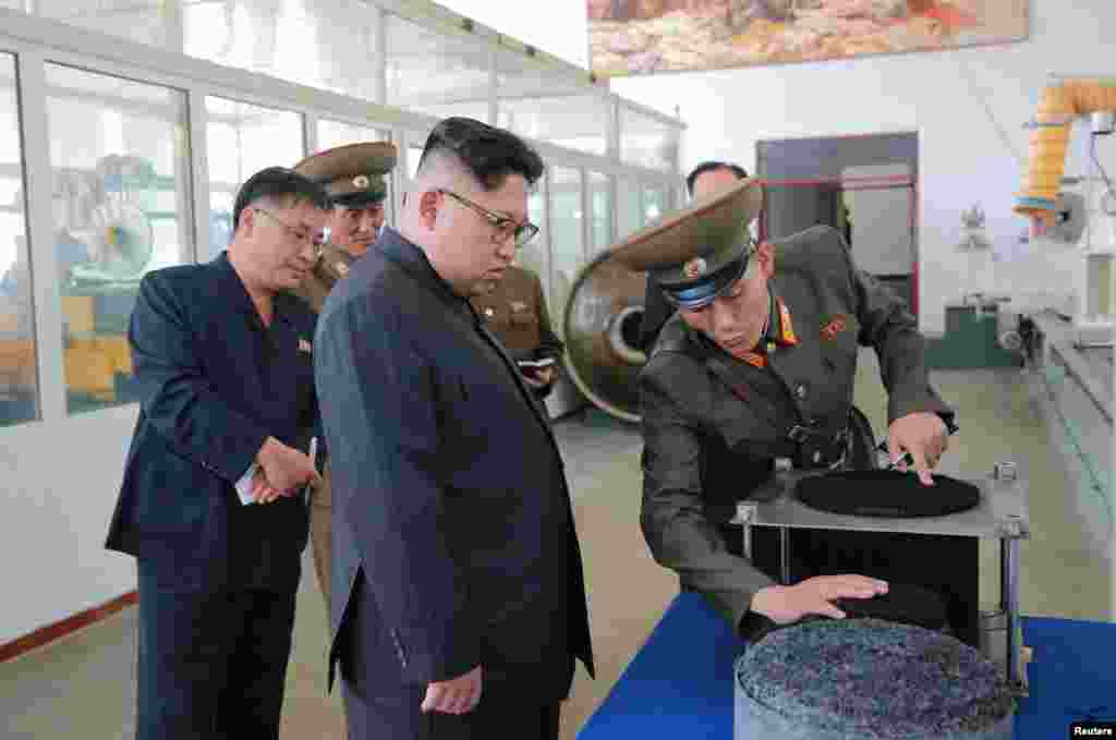 북한의 김정은 국무위원장이 ICBM 소재를 개발·생산하는 국방과학원 화학재료연구소를 방문해 안내원의 설명을 듣고 있다.