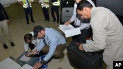 هلند، ۳۱ اوت ۲۰۱۳. تیم بازرسان سازمان ملل مشغول بررسی نمونه های یافته شده از محل انجام حمله شیمیایی ۲۱ ام اوت هستند.