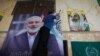 Një njeri var fotografinë e udhëheqësit të Hamasit Ismail Haniyeh, i cili u vra të mërkurën në mëngjes në Iran, në një kamp refugjatësh palestinezë në Bejrut, Liban, më 31 korrik, 2024/Reuters