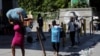 Sejumlah warga pergi meninggalkan tempat tinggal mereka dengan membawa barang bawaan masing-masing menyusul serangan geng bersenjata ke salah satu wilayah di Port-au-Prince, Haiti, pada 19 November 2024. (Foto: Reuters/Ralph Tedy Erol) 