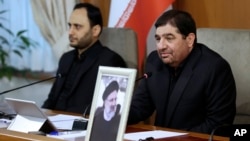 Wakil Presiden Pertama Iran Mohammad Mokhber (kanan), sekarang menjabat sebagai Presiden Republik Islam Iran, memimpin rapat kabinet di Teheran, Iran, Senin, 20 Mei 2024. (Kantor Wakil Presiden Pertama Iran via AP)