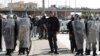 Polisi berjaga-jaga saat berlangsungnya aksi protes anti-pemerintah di Tunis, Tunisia, 26 Januari 2021.
