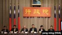 行政院记者会现场(美国之音杨明拍摄)
