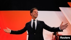 Perdana Menteri Mark Rutte dari Partai Liberal VVD memberikan salam kepada para pendukungnya di Den Haag, Belanda 15 Maret 2017. (REUTERS/Yves Herman).