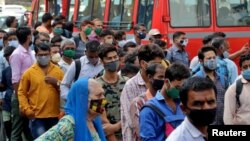 Warga menunggu untuk naik bus pada jam-jam sibuk di terminal bus di tengah pandemi COVID-19 di Mumbai, India, 5 April 2021. (REUTERS / Niharika Kulkarni)