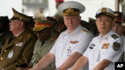 俄羅斯海軍總司令尼古拉∙葉夫梅諾夫（Nikolai Yevmenov， 右二）2023年2月出席中俄與南非三國聯合軍事演習。