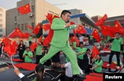 陈光标2012年10月站在汽车上唱歌