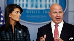 Duta Besar AS untuk PBB Nikki Haley (kiri) dan Penasihat Keamanan Nasional H.R. Master berbicara kepada media terkait isu Korea Utara di Gedung Putih hari Jumat (15/9). 
