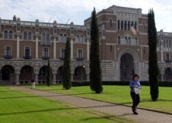 Rice University Lovett Hall, bangunan tertua di kampus, Houston, Selasa, 23 Januari 2001. (Foto: AP)