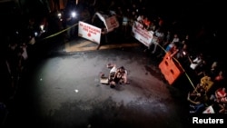 Jennelyn Olaires, 26, menangis di atas jenazah pasangannya, yang dibunuh di jalanan oleh kelompok main hakim sendiri, menurut polisi, dalam perang terhadap narkoba di kota Pasay, Metro Manila, Filipina, Juli 2016.