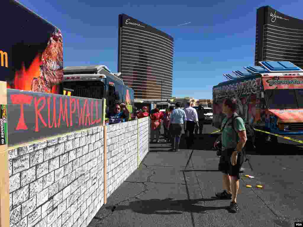 The "Trump Wall" built by protesters on the Strip in Las Vegas, Nevada, a few kilometers from the site of the third presidential debate, Oct. 19, 2016. (J. Oni/VOA)