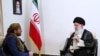 Sebuah gambar selebaran yang disediakan oleh kantor Pemimpin Tertinggi Iran Ayatollah Ali Khamenei menunjukkan dia bertemu dengan Mohammed Abdul-Salam, juru bicara pemberontak Huthi Yaman di Teheran, 13 Agustus 2019. (Foto: AFP)