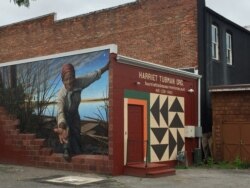 Many of the people coming to the Harriet Tubman Museum and Educational Center in Cambridge, Maryland, are inspired by an online image of the museum's mural by artist Michael Rosato. (M. Melton/VOA)