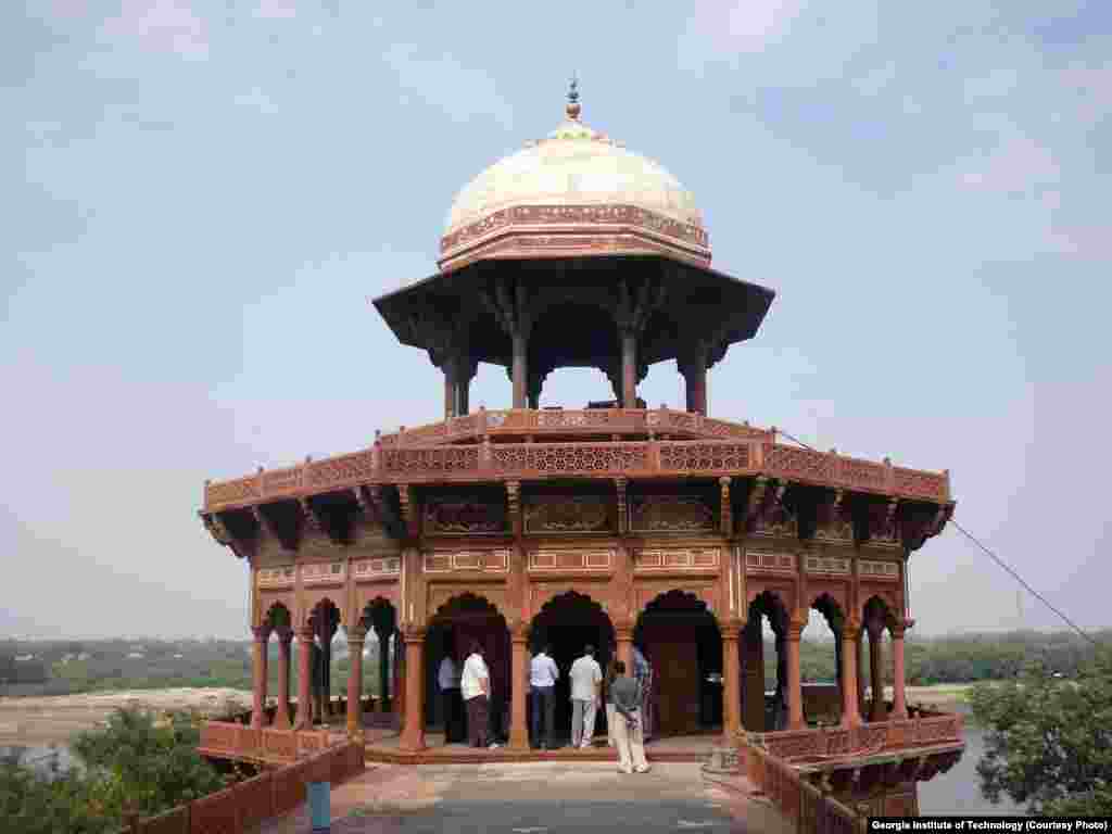 Peralatan pengujian udara disimpan di bagian kompleks Taj Mahal untuk menentukan apa yang menyebabkan perubahan warna struktur bangunan tersebut. 