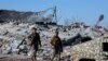 Tentara Lebanon berdiri di dekat lokasi yang diserang Israel di Lembah Bekaa, Saraain, Lebanon, pada 12 Maret 2024. (Foto: Reuters/Mohamed Azakir)