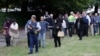 Para petugas kepolisian mengawal para saksi menjauhi sebuah masjid yang menjadi lokasi penyerangan di pusat Kota Christchurch, Selandia Baru, Jumat, 15 Maret 2019.