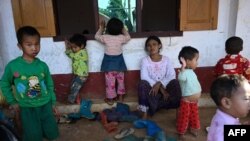 ရှမ်းပြည်နယ်အတွင်း တိုက်ပွဲများကြောင့် ထွက်ပြေးတိမ်းရှောင်နေသည့် ကွတ်ခိုင်မြို့နယ်ရှိ ခိုလုံ ဘုန်းကြီးကျောင်းအတွင်း ခိုလှုံနေရသည့် ဒေသခံများ။ (သြဂုတ် ၂၅၊ ၂၀၁၉)