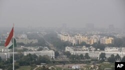 Lapisan tipis kabut asam tampak dari gedung pencakar langit di New Delhi, India, 16 Oktober 2019. (Foto: AP)