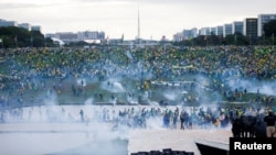 Pristalice bivšeg predsednika Žaira Bolsonara demonstriraju protiv aktuelnog predsednika Luisa Injasia Lule da Silve u Braziliji, 8. januara 2023. 