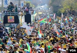 Arak-arakan tim tuan rumah Bafana-Bafana menembus kerumunan masyarakat di Johannesburg.