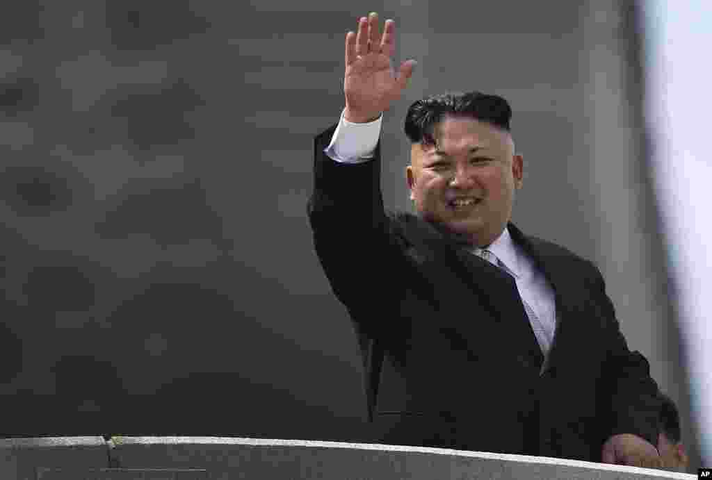 金正恩揮手致意(2017年4月15日)