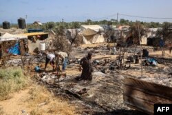 Warga Palestina mengumpulkan barang-barang yang bisa diselamatkan setelah serangan Israel di daerah al-Mawasi, barat laut kota Rafah pada 29 Juni 2024. (Foto: AFP)