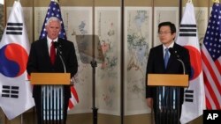 2017年4月17日，美国副总统彭斯（左）与韩国代总统黄教安在首尔举行的联合记者招待会上。