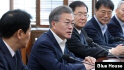 문재인 한국 대통령이 21일 청와대 여민관에서 열린 남북정상회담 준비위원회 2차 회의에서 발언하고 있다. 문재인 대통령은 이 자리에서 진전에 따라 “남-북-미 3국 정상회담이 이뤄질 수도 있을 것”이라고 밝혔다. 