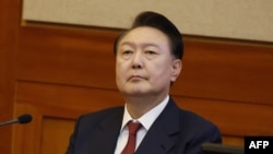 Presiden Korea Selatan yang dimakzulkan Yoon Suk Yeol menghadiri sidang keempat atas pemberlakuan darurat militer, di Mahkamah Konstitusi di Seoul pada 23 Januari 2025. (Foto: Jeon Heon-Kyun/AFP)