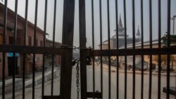 Masjid Jamia Kashmir, atau masjid agung terlihat melalui gerbangnya yang tetap terkunci pada hari Jumat di Srinagar, Kashmir yang dikuasai India, 26 November 2021. (Foto: AP/Mukhtar Khan)