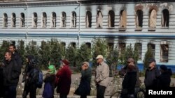 在新近被收復的烏克蘭城鎮伊久姆，當地居民排隊領取人道救援物資。(2022年9月26日)
