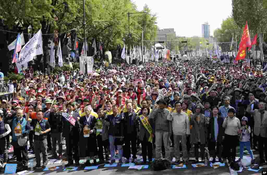 Members of the Korean Confederation of Trade Unions and citizens shout slogans during a May Day rally in Seoul, South Korea, May 1, 2017.